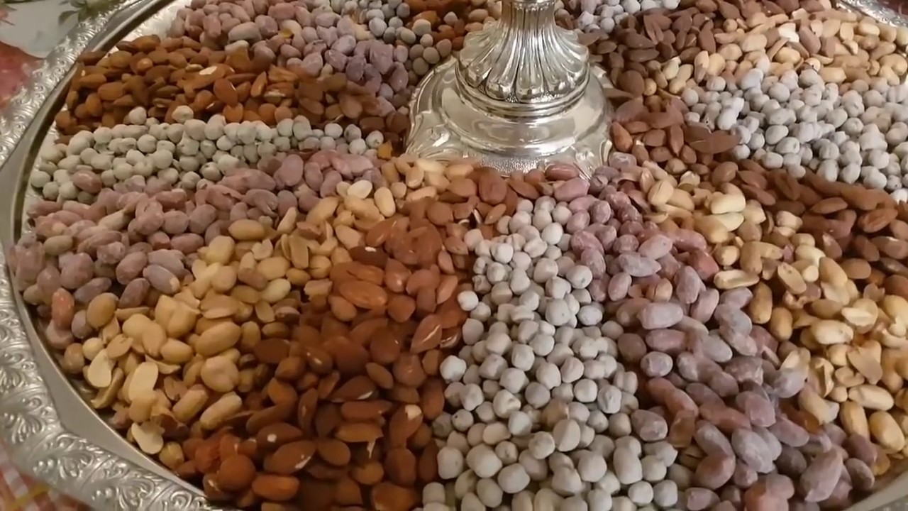 تقديم الفواكه الجافة فاكية عاشوراء