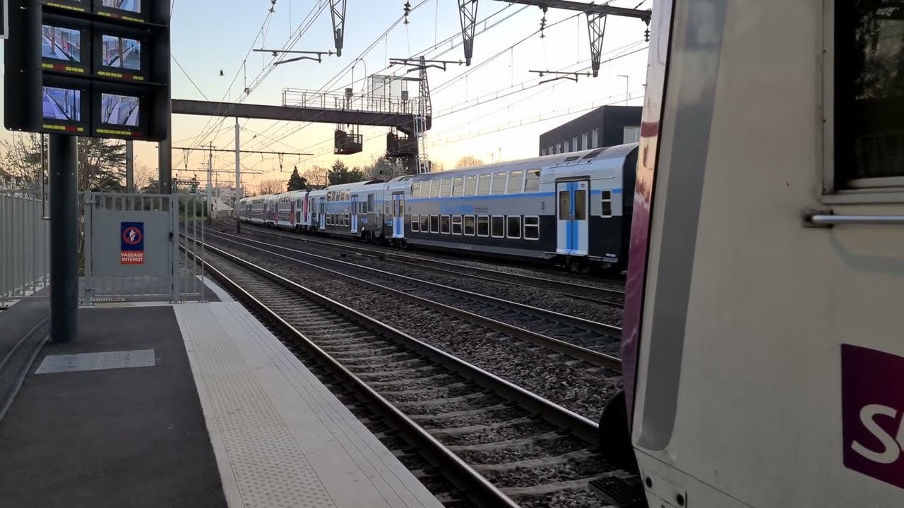 [RER C] Croisement de Z 20500 Carmillon/Z 20900 IDFM et Z 8800 Carmillon en gare de Savigny-sur-Orge