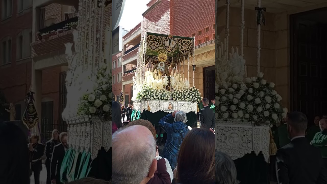 Salida de Ntra. Sra. de la Esperanza Macarena en Sábado Santo