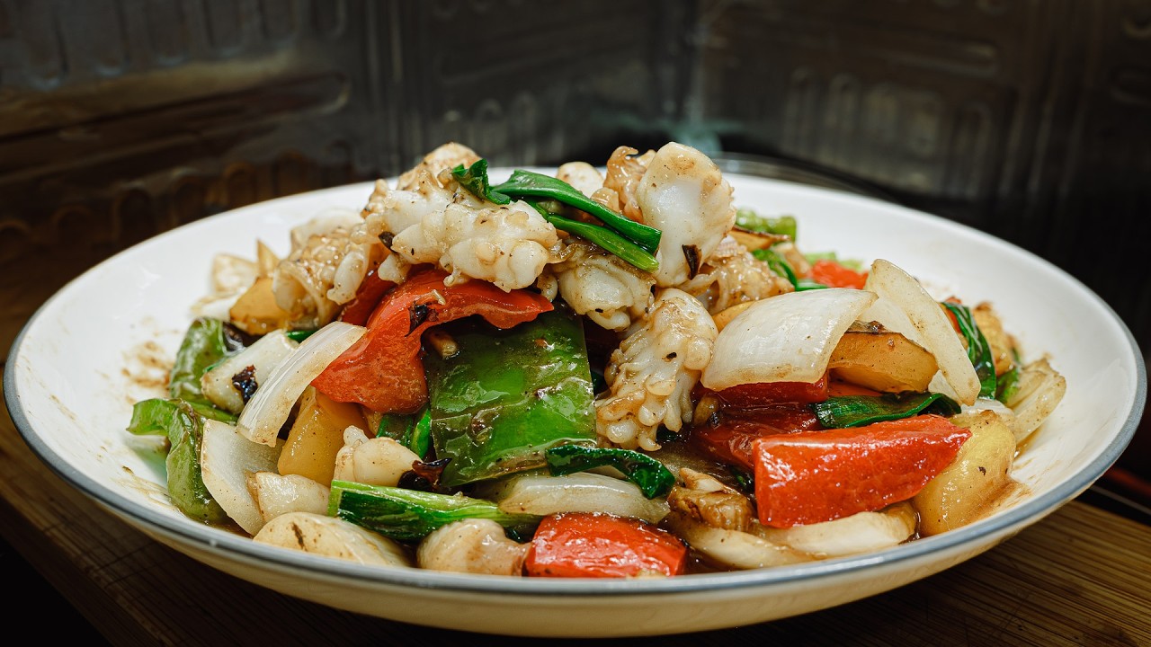 廣東話影片｜三色椒炒鮮魷｜惹味好鑊氣｜送飯神器｜如何𠝹花才好看｜如何讓青椒個個爭住食｜專業廚房和家廚在程序和技巧上的分別｜家廚也能製作出專業味道