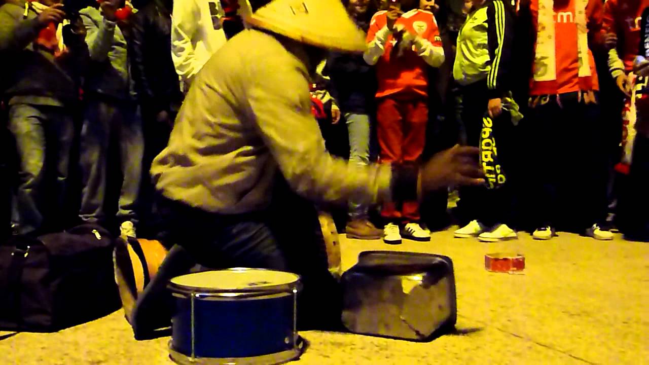 Artista de Rua a fazer batidas com panela e bateria @ Benfica x Sporting 26-11-2011