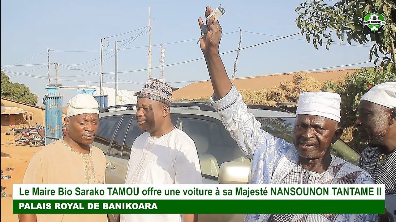 BANIKOARA: Le Maire Bio Sarako TAMOU offre une voiture à sa Majesté NANSOUNON TANTAME II