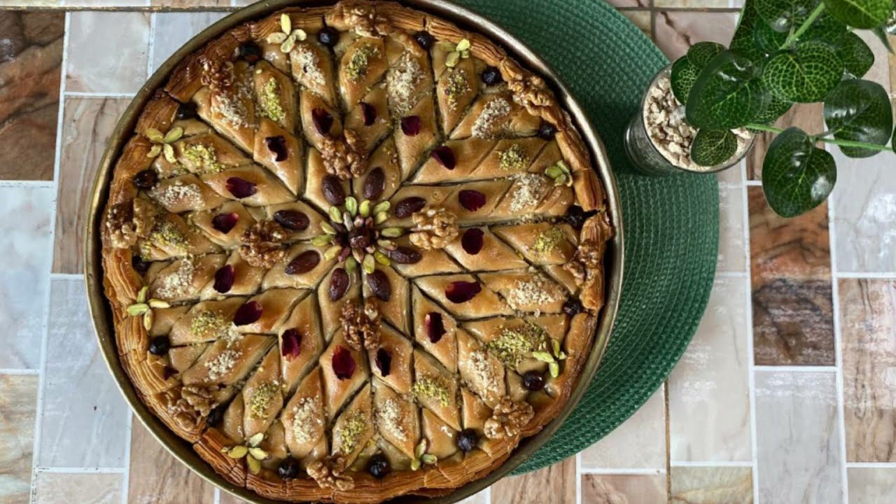 الوصفة التقليدية للبقلاوة لي دايرا حالة سهلة و بسيطة  | على شكل نجمة،  بنيينة  😋😍