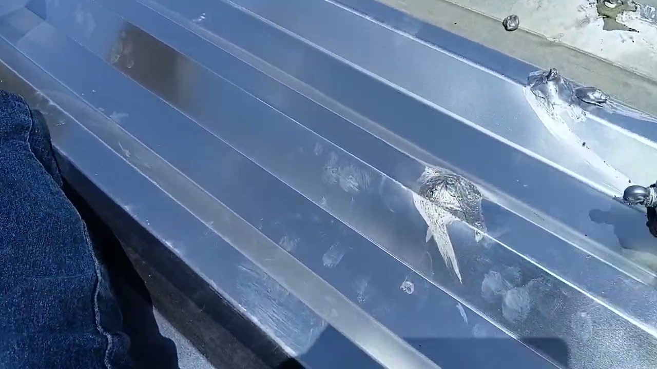 Instalando a telha de alumínio e aplicando o veda calha nas astes de alumínio .