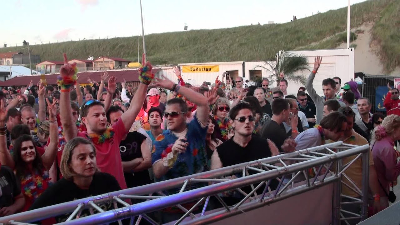 Dumonde Playing Binary Finary - 2000 (Dumonde Remix) @ Luminosity Beach Festival 2011 Part 10