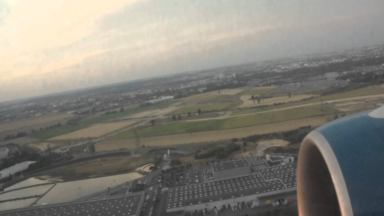 Vietnam Airlines landing at Paris Charles de Gaulle (CDG) Airport