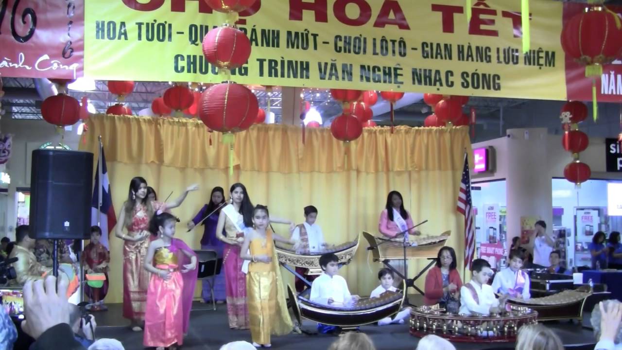 CPY performs Bat eats Banana song at Cali Saigon Mall Feb 20, 2016
