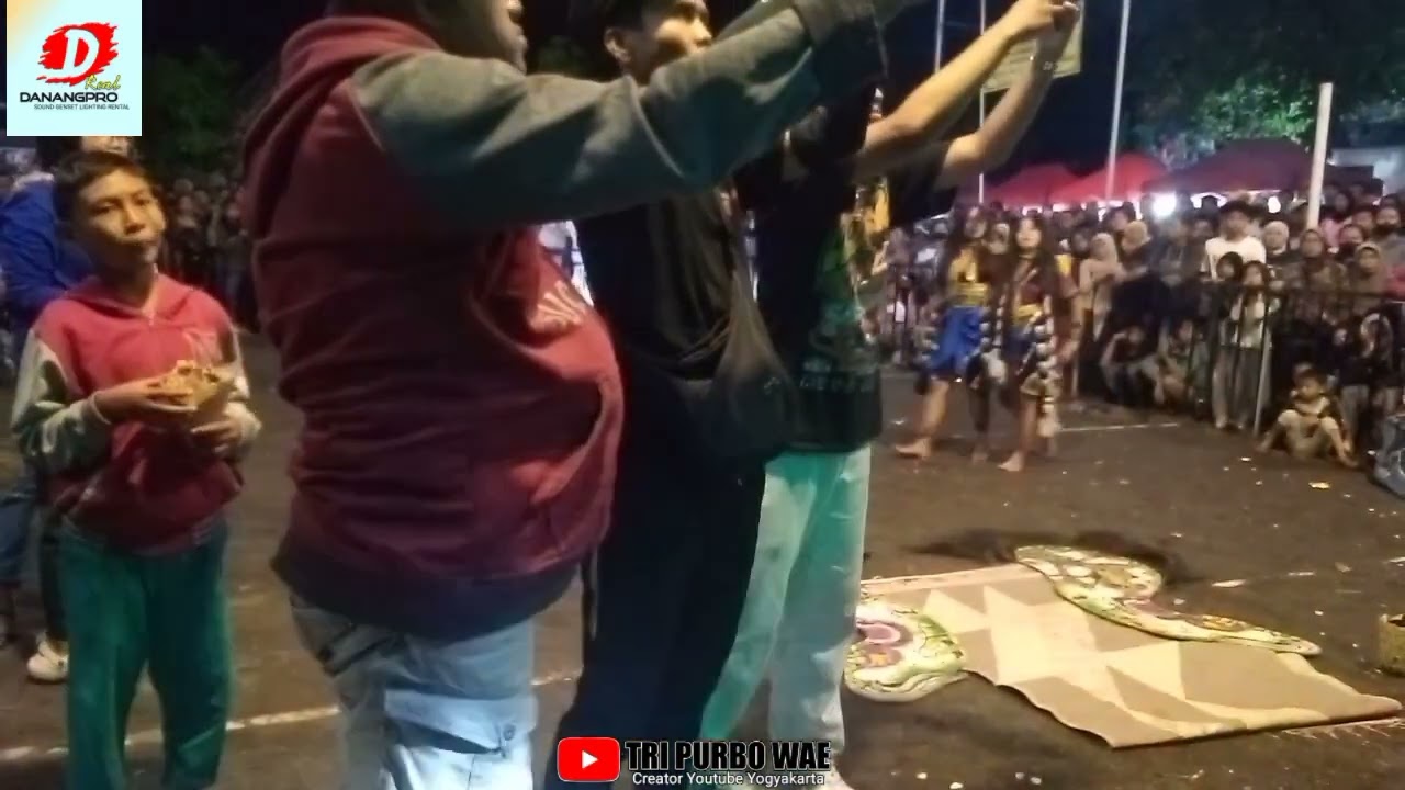 Jathilan Putro barong budoyo di domban Mororejo tempel Sleman sesi malam penyembuhan Sekar naron