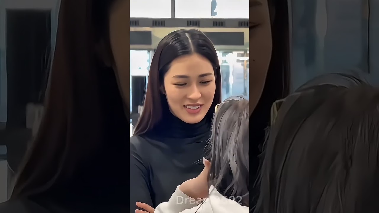 They seriously look like a couple just chatting in public #หลิงออม #LingOrm #เพียงเธอ