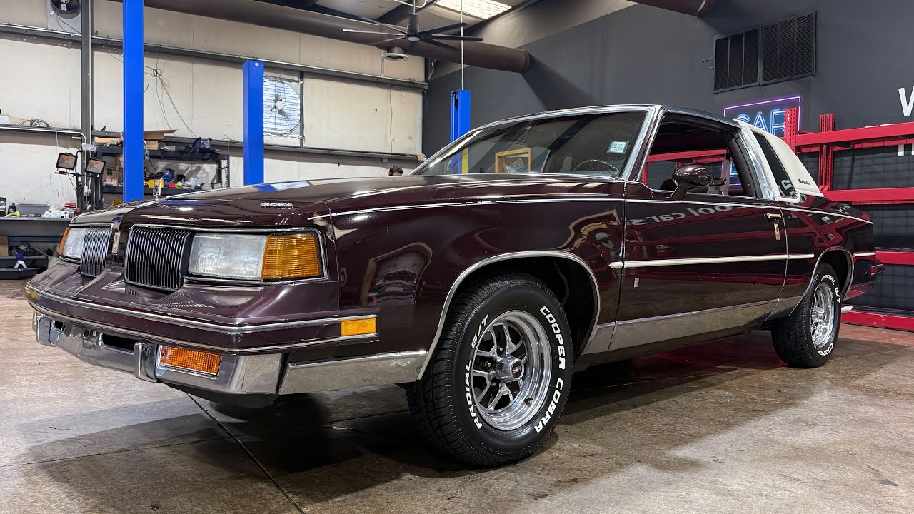 Продается Ford Cutlass Supreme Classic Brougham 1988 года выпуска с Т-образным верхом. Цена: 21 9...