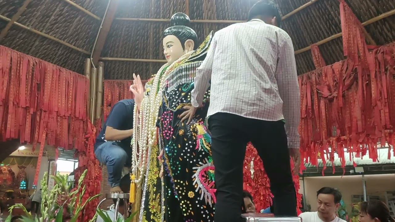Phật tử ở Đà Lạt về dâng mão y Mẹ Diêu Trì Kim Mẫu tại Mẹ Mẫu Tiền Giang - Hưng Long Cổ Tự 