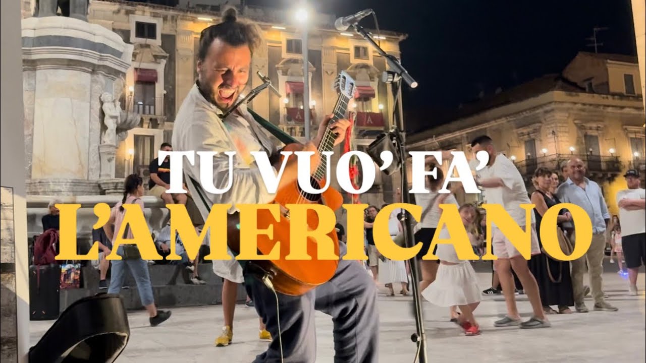 Artista di strada in una piazza italiana racconta la storia di “Tu vuo’ fa’ l’americano”