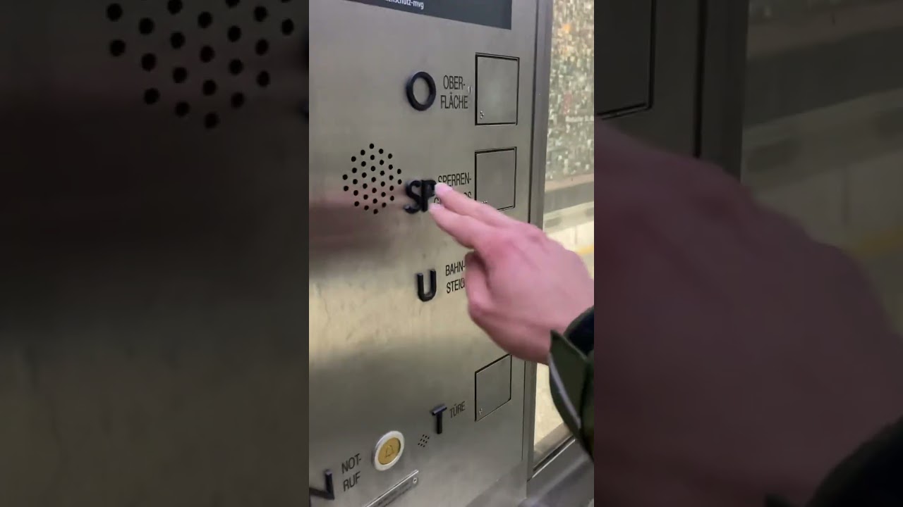 Der Komischer OTIS Aufzug In U-Bahnhof Moosacher-St-Martins-Platz Mit Lauten Motor