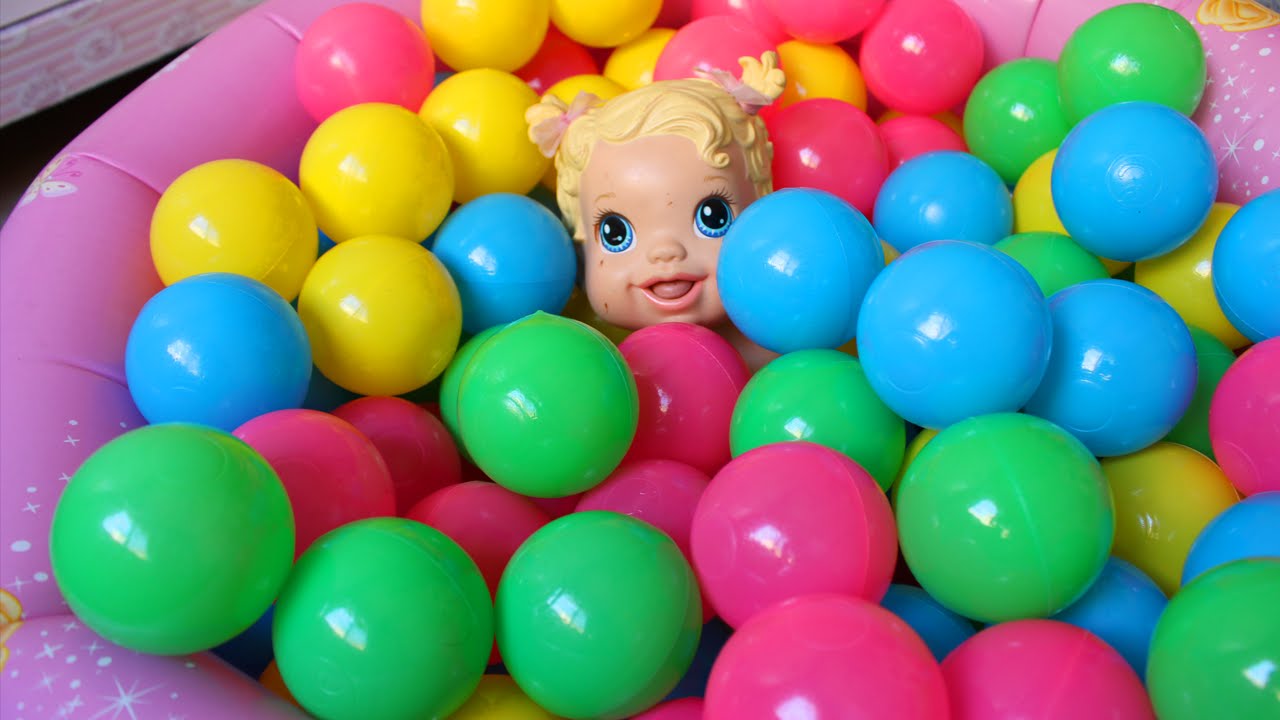 Baby alive na piscina de bolinhas das princesas!
