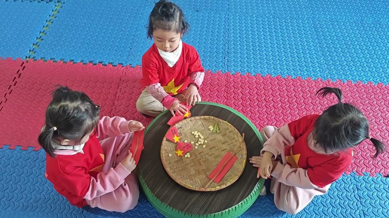 Các bé làm vòng đeo tay chào mừng ngày Đại hội Đảng 