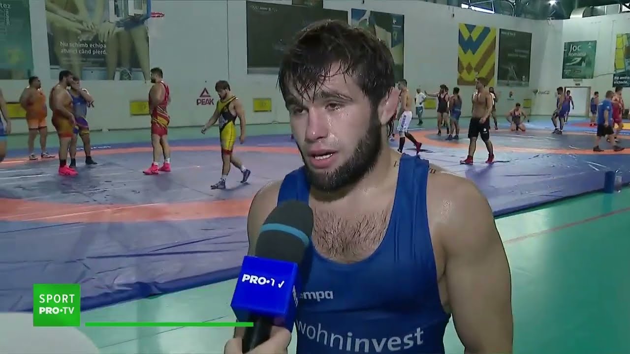 Plâng saltelele sub sportivii de la lupte