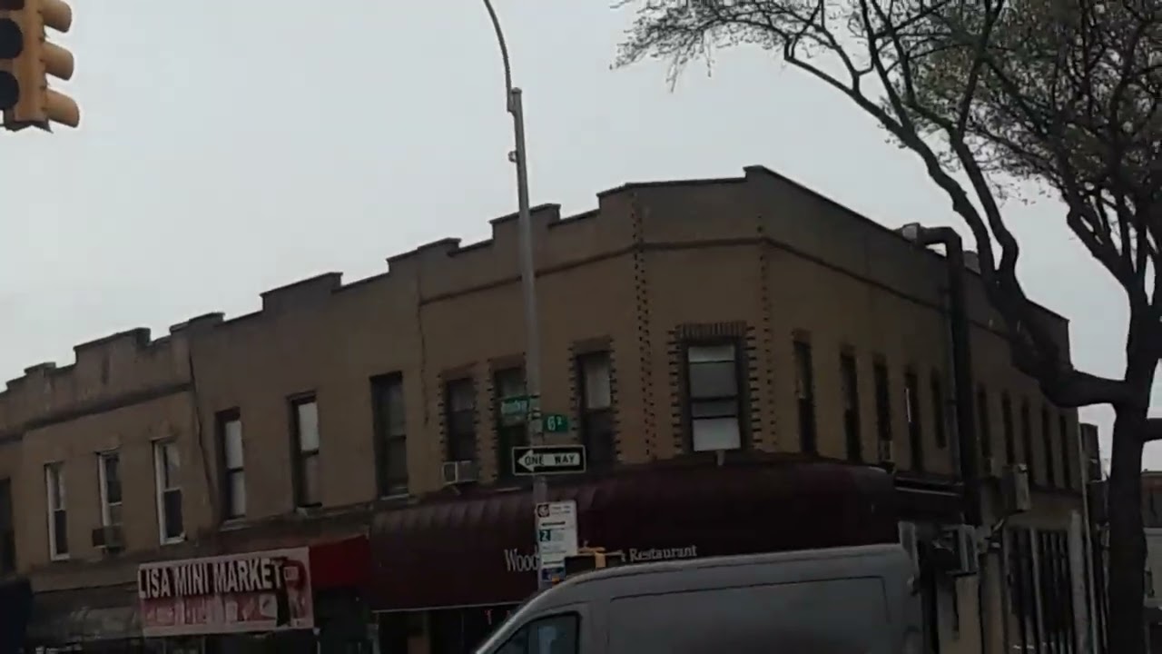 Plane Flying Over 65 street @ Broadway on It's LaGuardia Approach