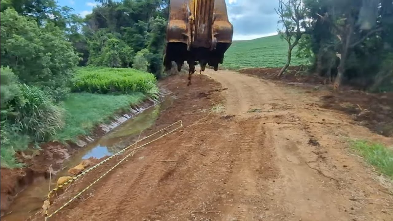 TIVE QUE VOLTAR  fazer outra vala ao lado. ..
