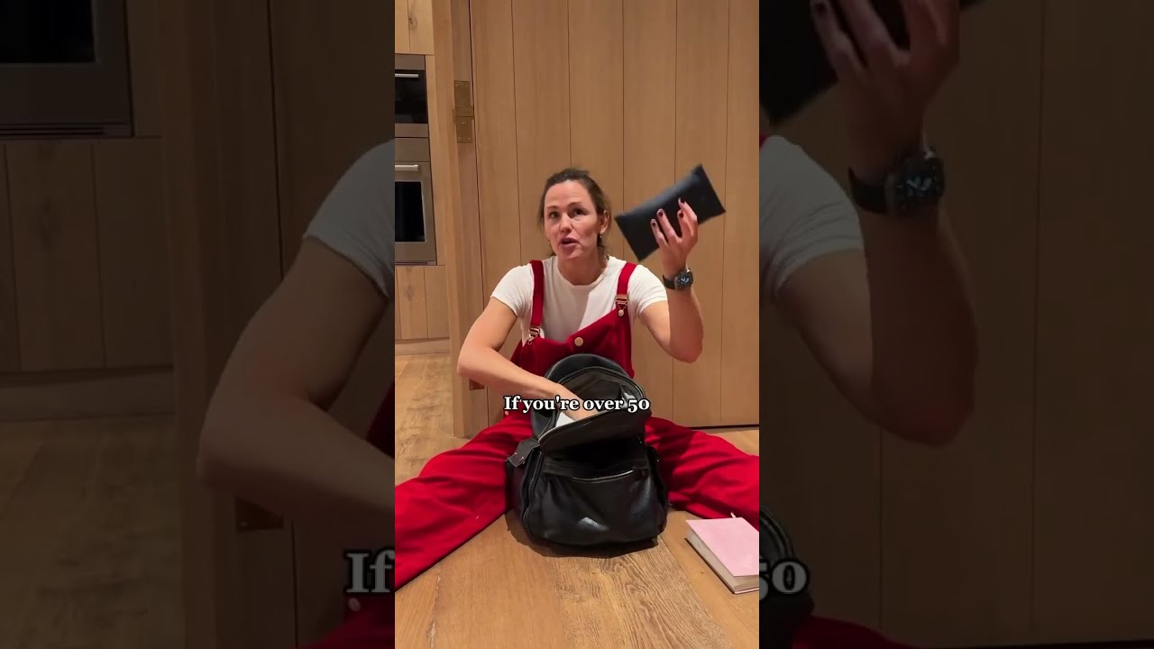What's in Jennifer Garner's bag? #shortvideo #actress #jennifergarner #funnyvideo #nuts #squirrel