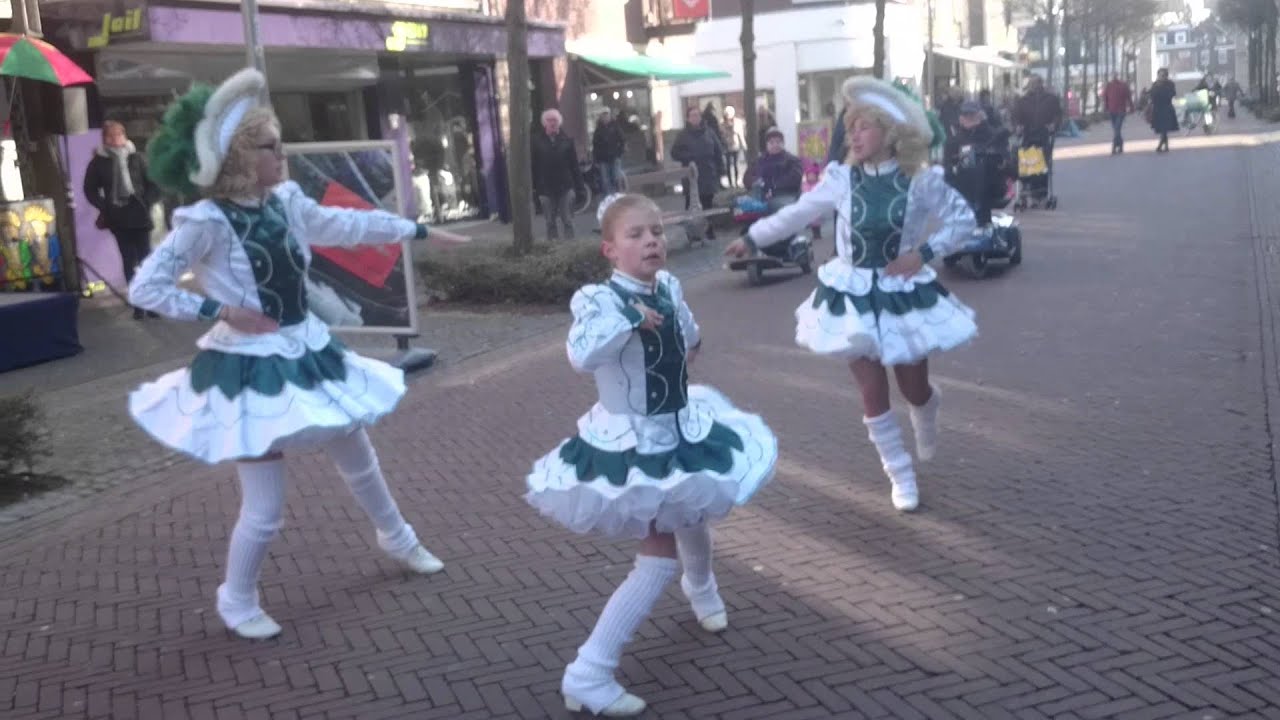 Dansmariekes van de Sjoutvotte.