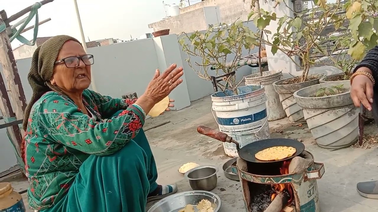 #open terrace kitchen#chulhe per banai makki ki Roti#meri mummy ne