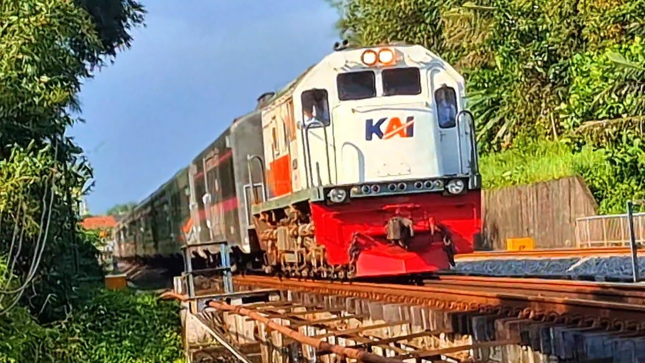 Train Spotting Indonesia 🚆 Kereta Cepat & Ekspres Melintas Nonstop 1/1