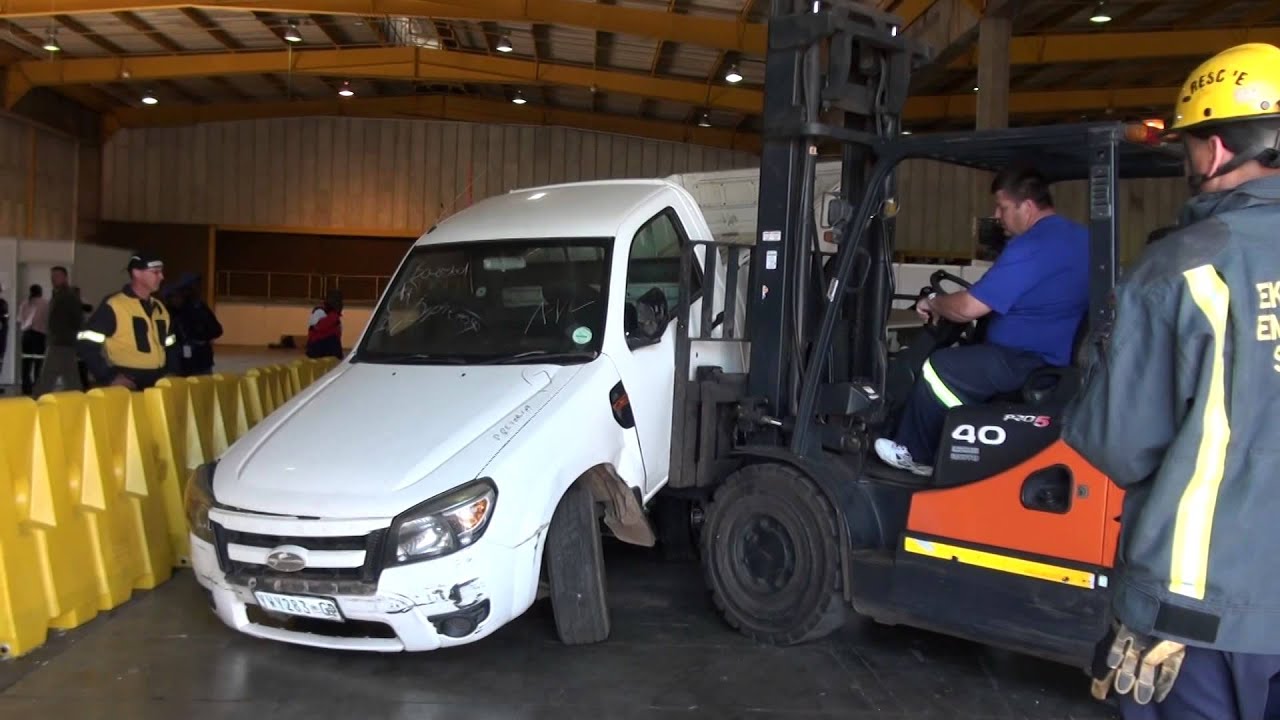 SAESI 2015: Holmatro Vehicle Extrication Challenge scenario prep