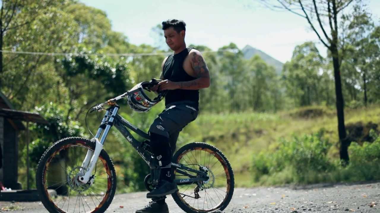 Superman Is Dead - Jadilah Legenda (Official Music Video)