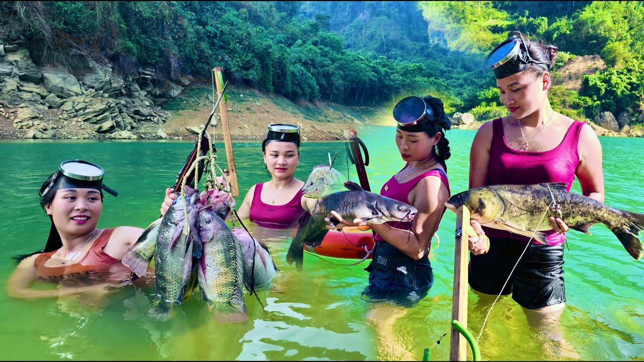 ''Compilation of the Luyen Mai sisters' top fish trapping moves - in the middle of a vast lake''