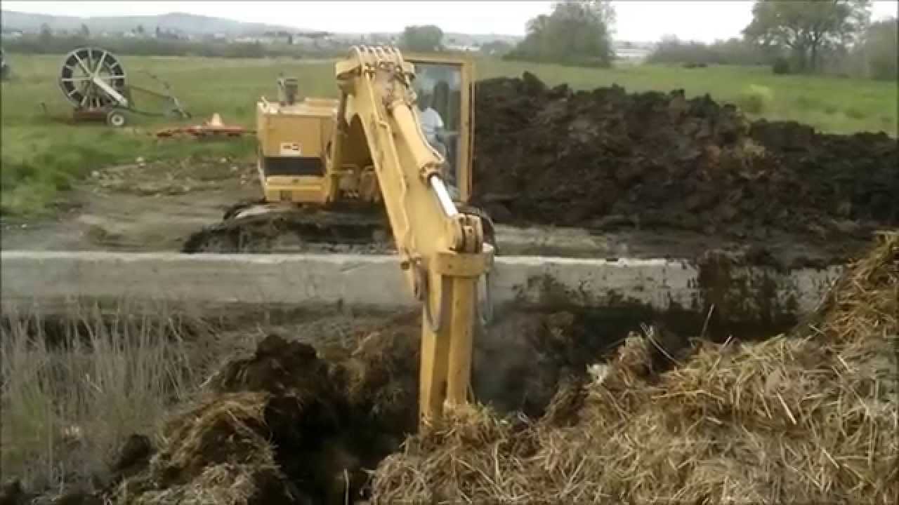 Svuotamento letamaio con Caterpillar 215 DLC