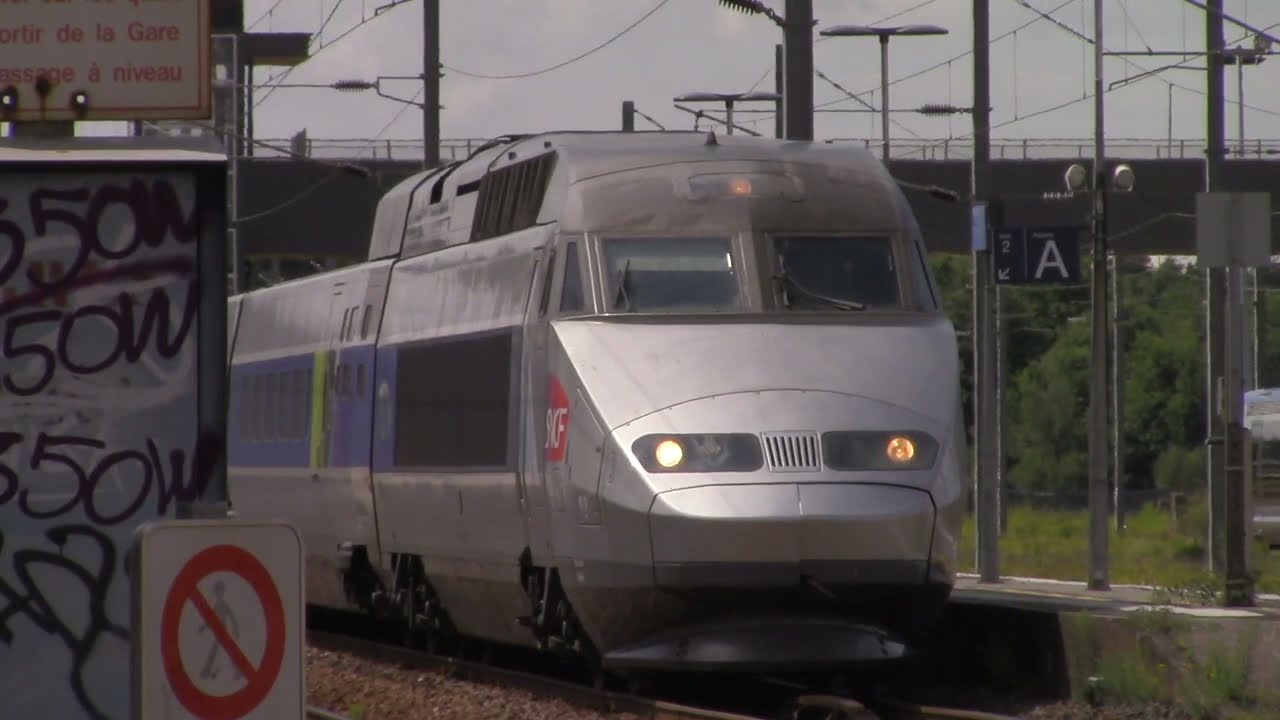 SNCF - TGV Atlantique et TER région Bretagne en gare de Auray #2