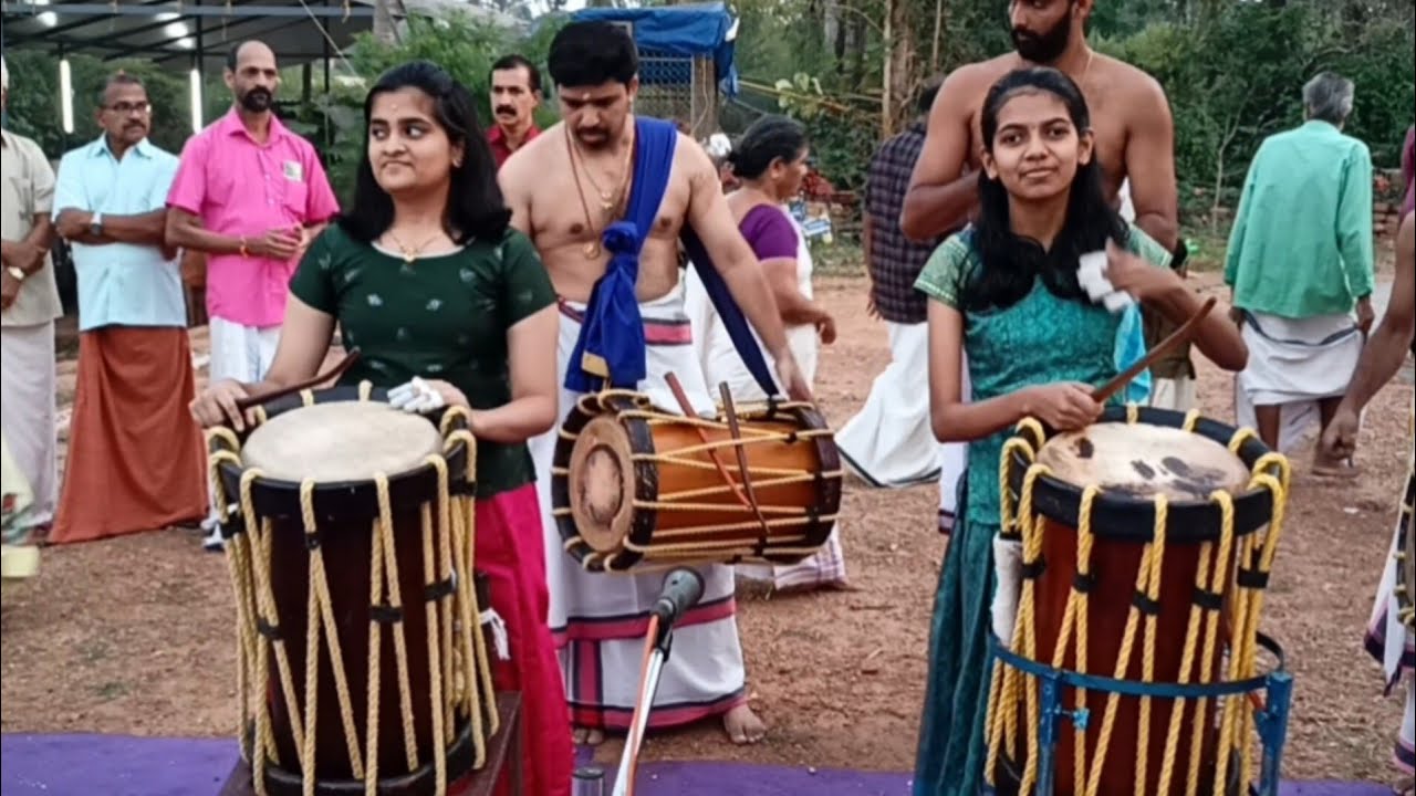 എടുത്താൽ പൊങ്ങാത്ത ചെണ്ടയിൽ തായമ്പക നാദ വിസ്മയം തീർക്കുന്ന അനുഗ്രഹീതരായ രണ്ട് പെൺകുട്ടികൾ