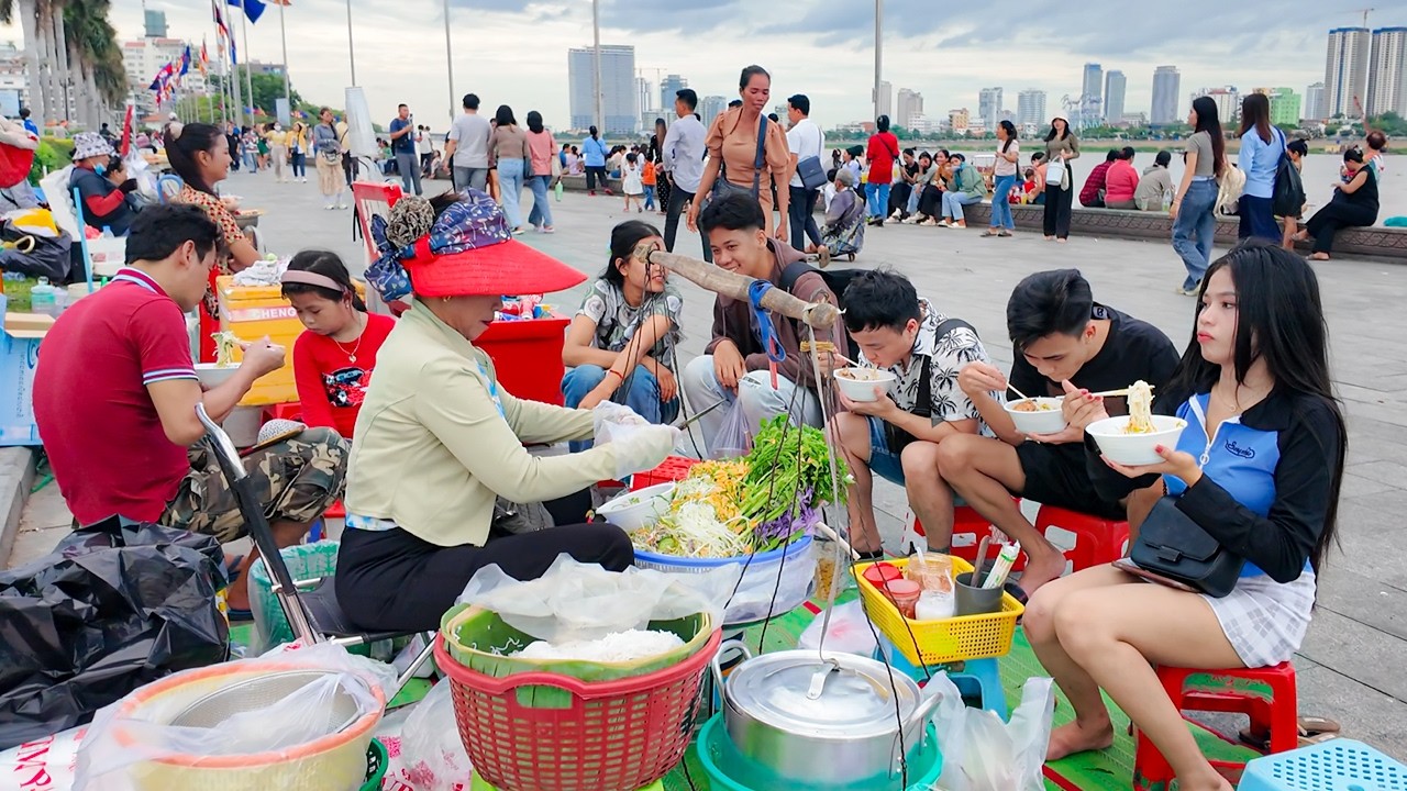 Must Try! Most Popular Khmer Noodle Street Food Along Phnom Penh Riverside Only $1