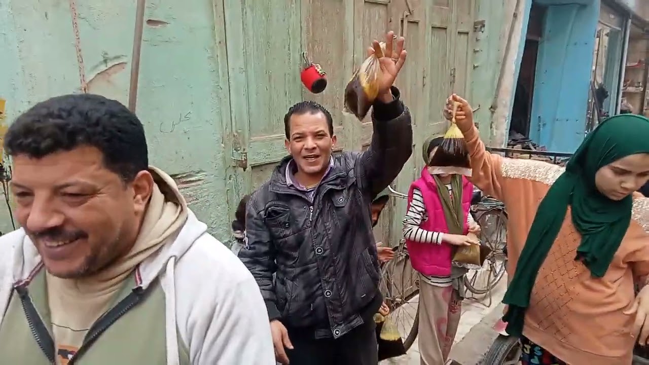 شوف الفرحة أهالى شارع البغدادى بمنوف متجمعين فى الخير نفحات رمضانية فول مدمس بادنجان مخلل عرقسوس 