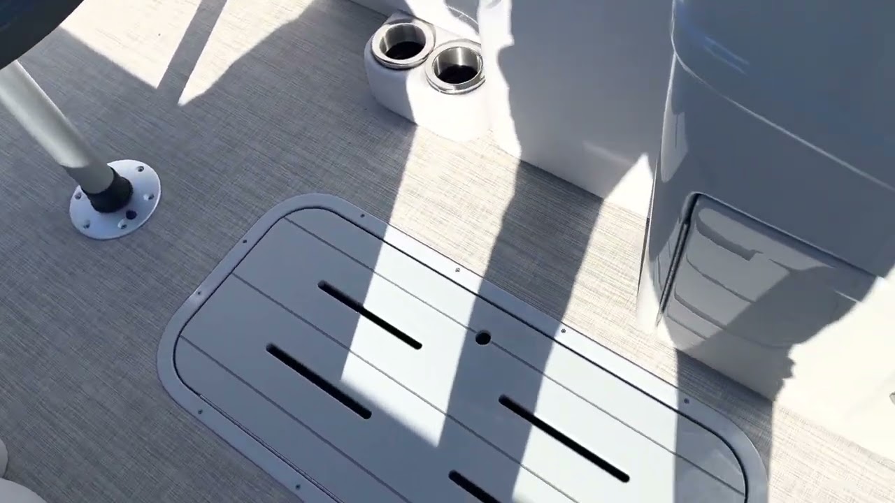 2023 Suncatcher Select 322RC Overview