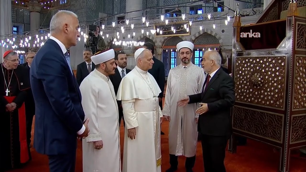 Papa 14. Leo, Türkiye ziyaretinin üçüncü gününde Sultanahmet Camisi'ni ziyaret etti