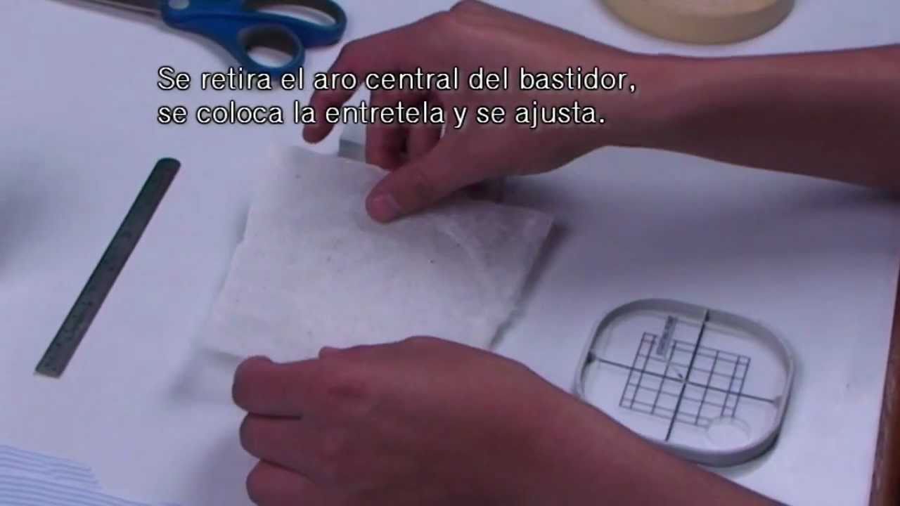Colocar la tela en el bastidor con pegante.