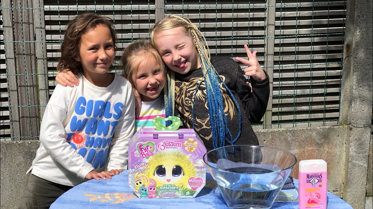Konijntje „ Fur Balls Blossom „ uitpakken met Maite