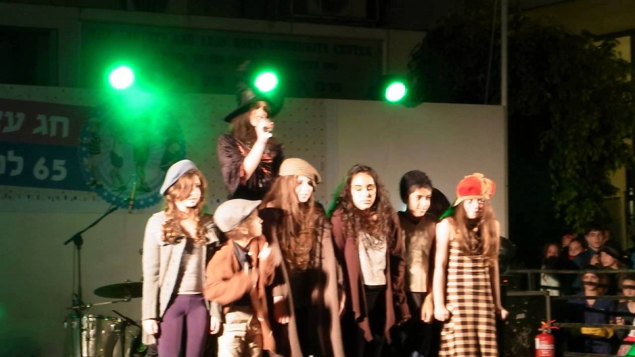 The wiz 2013 שכנים של ציץ מכשפות
