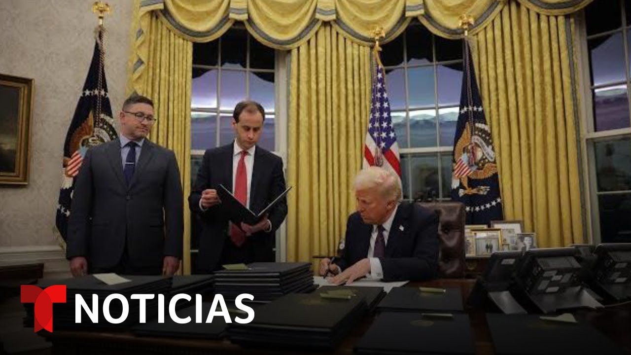 Trump firma más órdenes ejecutivas en la Oficina Oval en su primer día en la presidencia