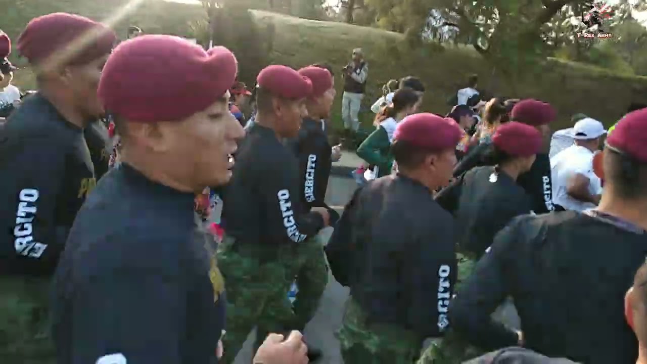 Corriendo y cantando arengas con los paracaidistas en la carrera la Gran Fuerza de México