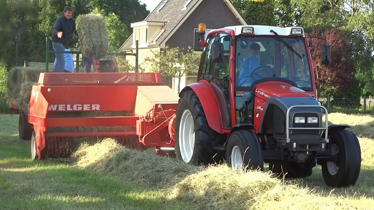 Shooting bales | Lindner Geotrac 50 + Lely Welger