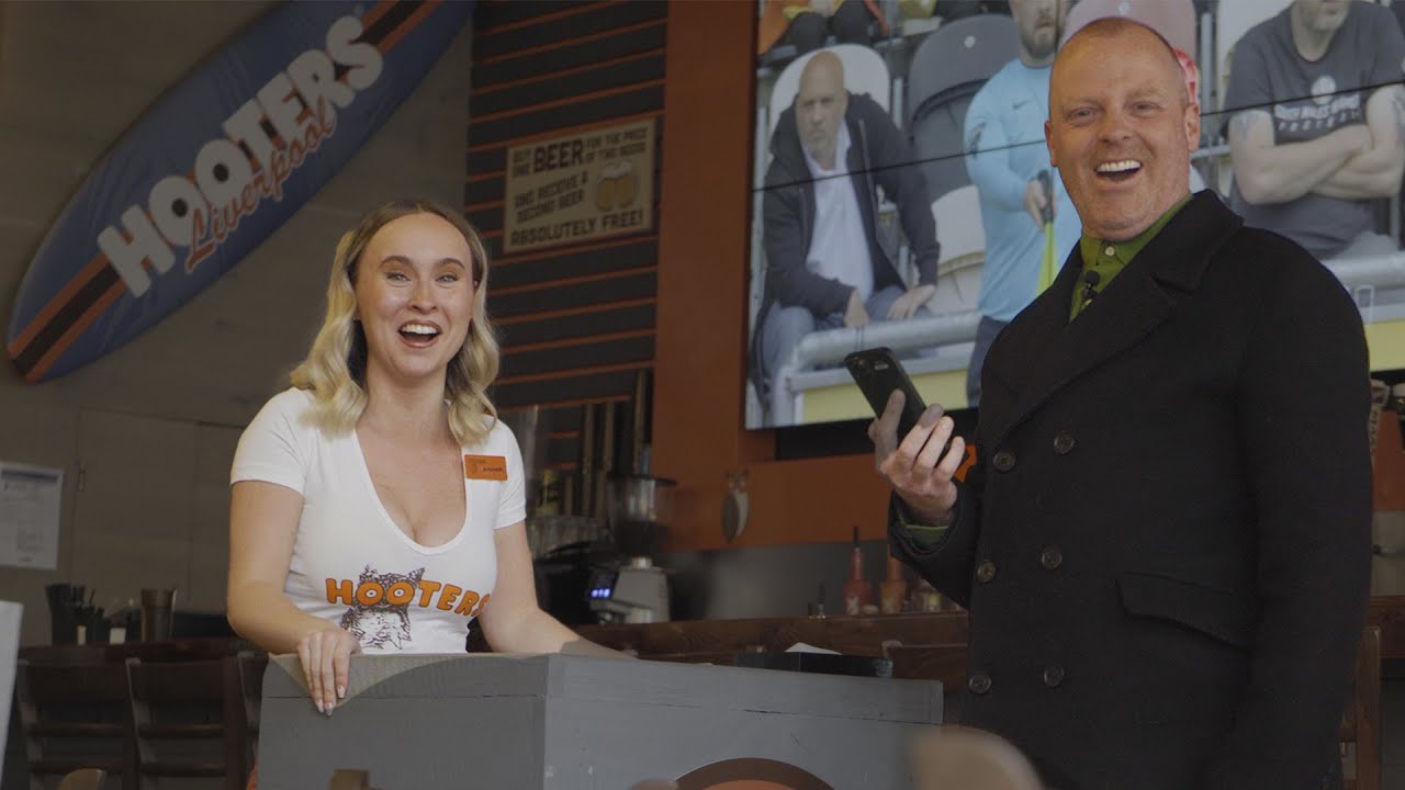 Разыграть официантку из HOOTERS