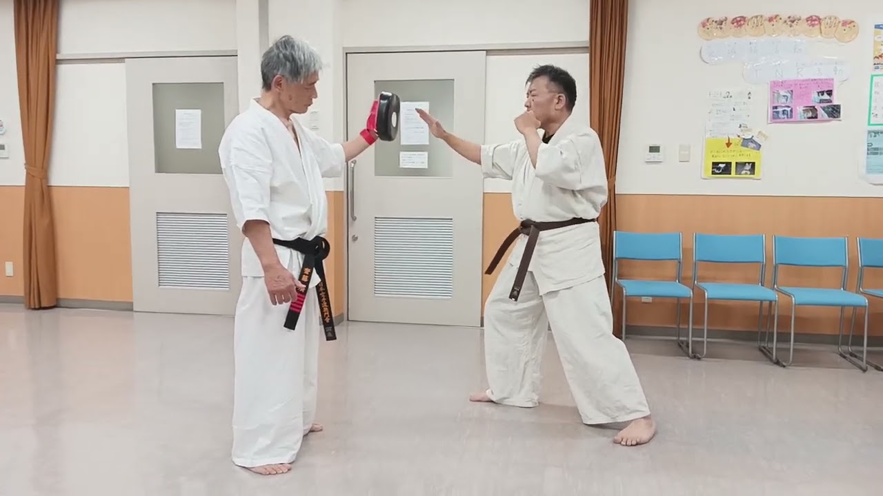 ミットで左の逆突きを打つわし…。