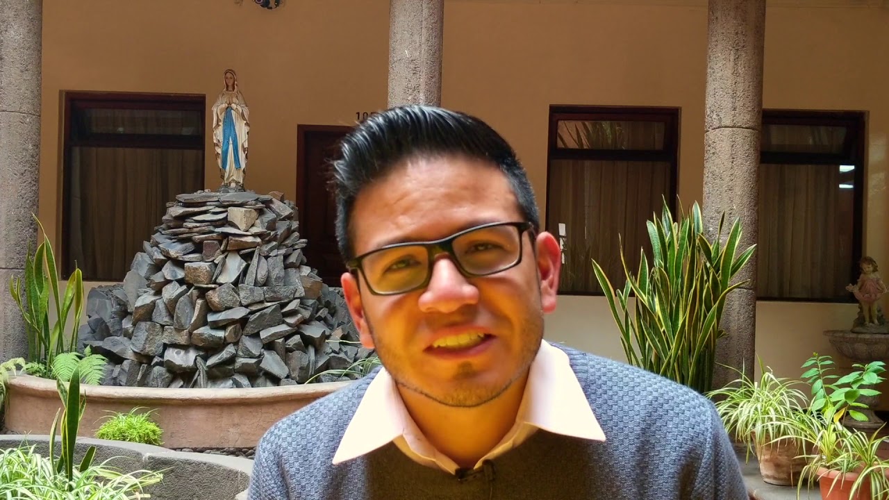 Un joven apasionado que explica la devoción a Nuestra Señora del Buen Suceso