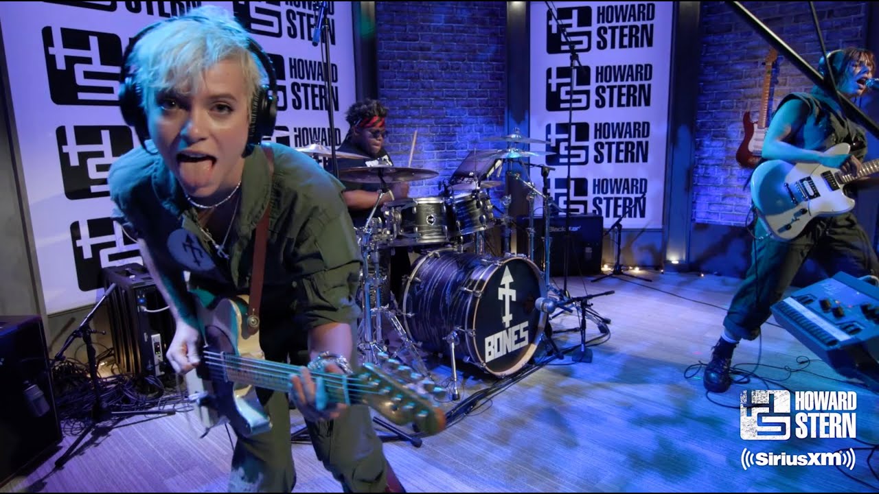 Bones UK Cover &ldquo;I&rsquo;m Afraid of Americans&rdquo; in Howard Stern&rsquo;s Studio