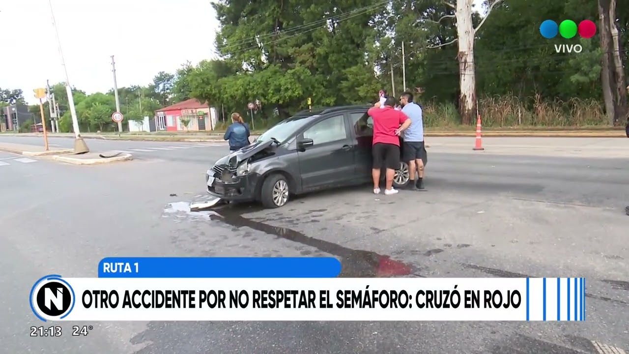 Ruta 1: se produjo un grave accidente entre un colectivo y un auto que cruzó en rojo