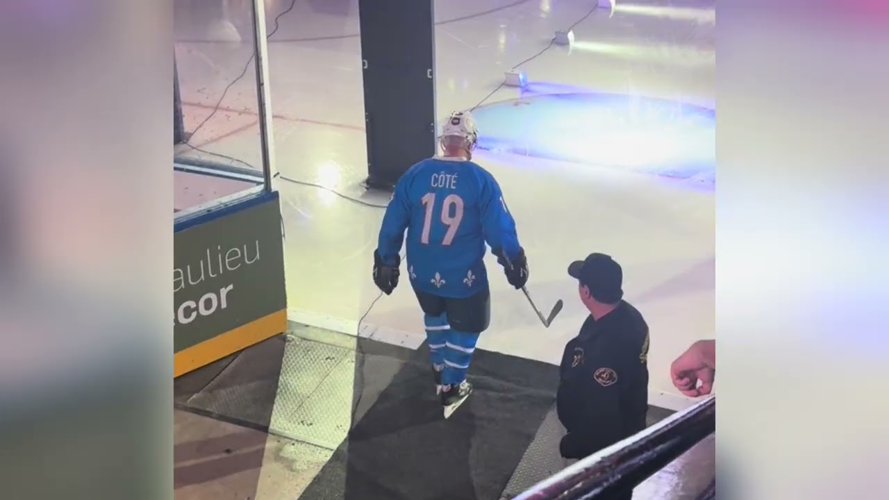 Les anciens Nordiques font leur entrée sur la glace à Rimouski. 