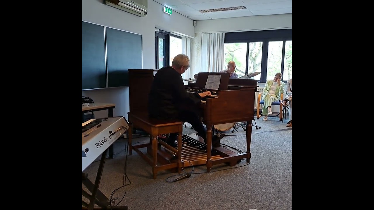 Hammond B-3 organ 