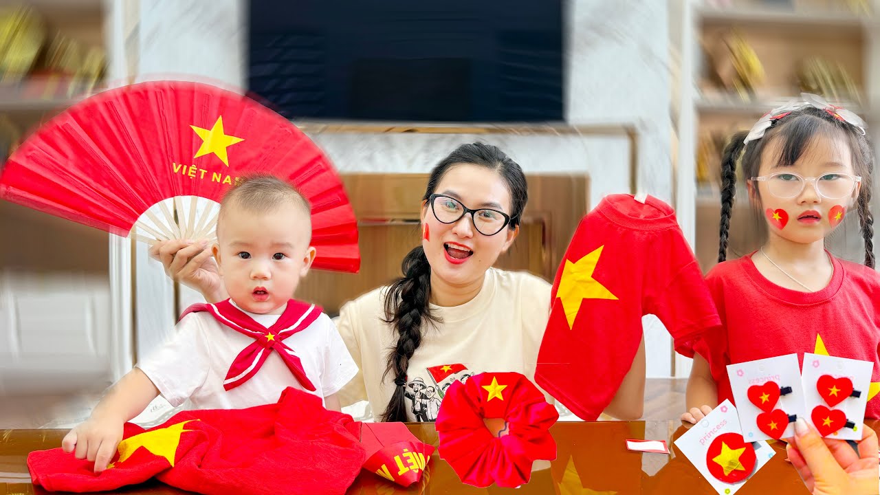 Cam Cam dẫn em T&aacute;o tới trường, chụp ảnh kỷ niệm Quốc Kh&aacute;nh mồng 2/9.